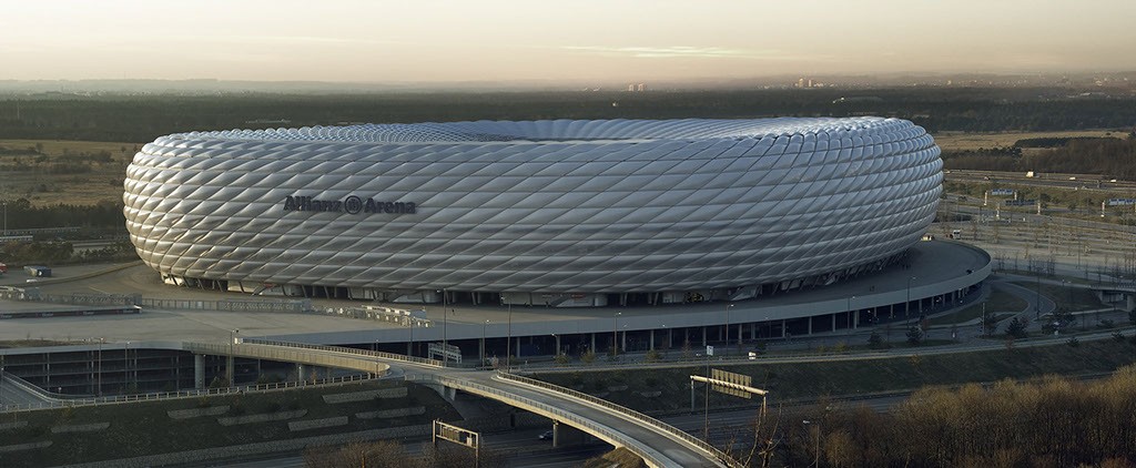 Konstruktion der Außenfassade aus Stahl - Allianz Arena